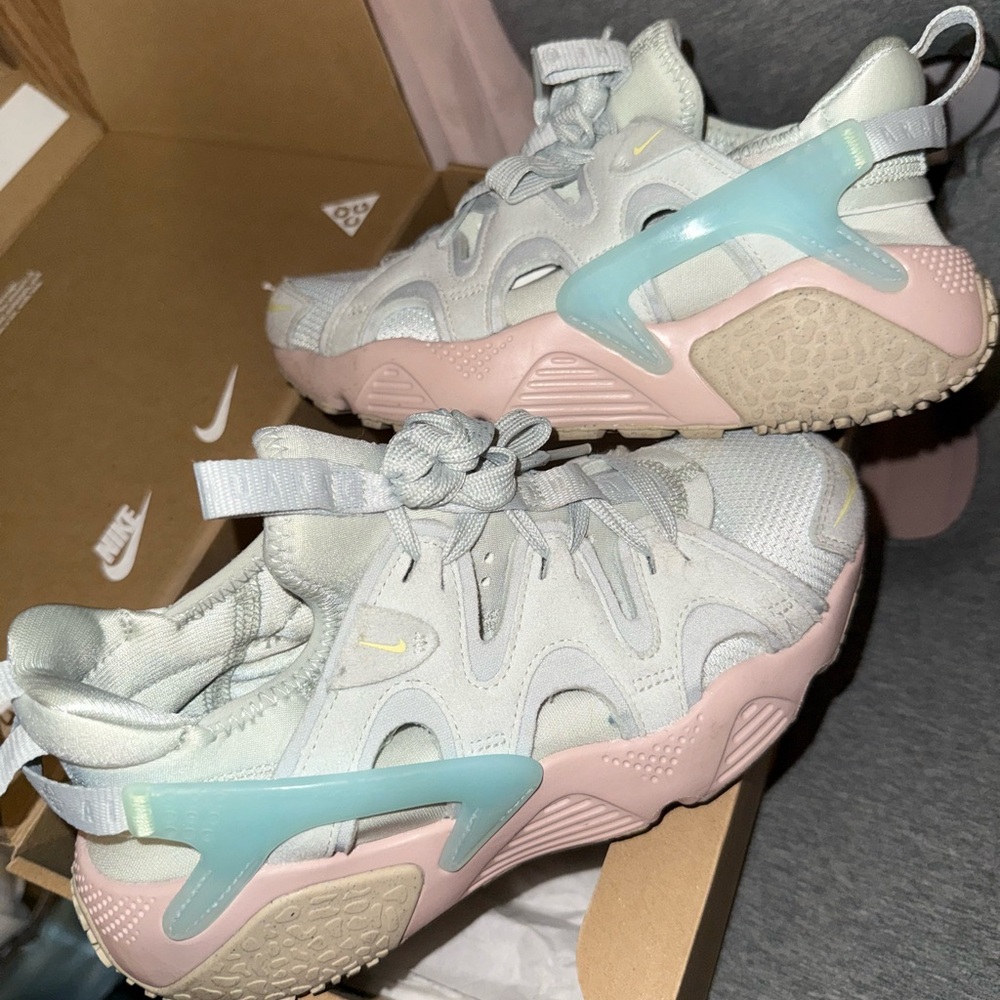 Nike Air Huarache CRAFT in Light Gray and Pink Sneakers- size 6! 🩶🩷🩵
